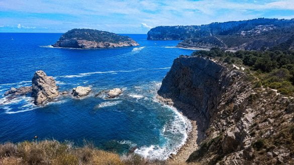 Vista desde la senda SL_CV98 de la isla del Portitxol y Els Pallers en cabo prim javea