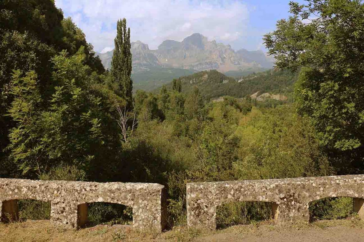 Vista del sendero de las Palizas, un recorrido verde y sombrío que conecta Pueyo de Jaca con Panticosa en el Pirineo Aragonés