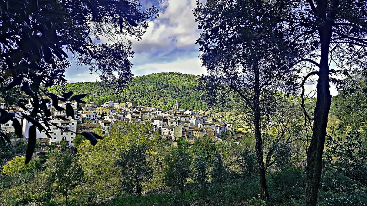 Vista Pintoresca del Pueblo de Ain en la Sierra de Espadán