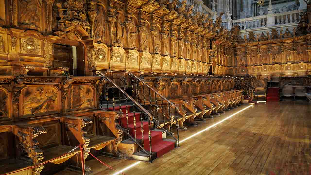 Detalle de la sillería de madera y grada del coro en la Catedral de Salamanca