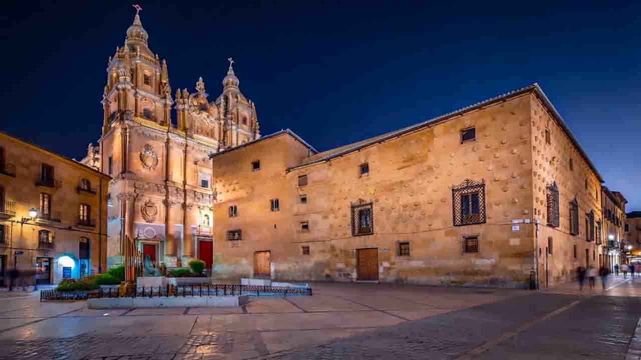 Elegancia dorada en Salamanca La Clerecía y la Casa de las Conchas al atardecer