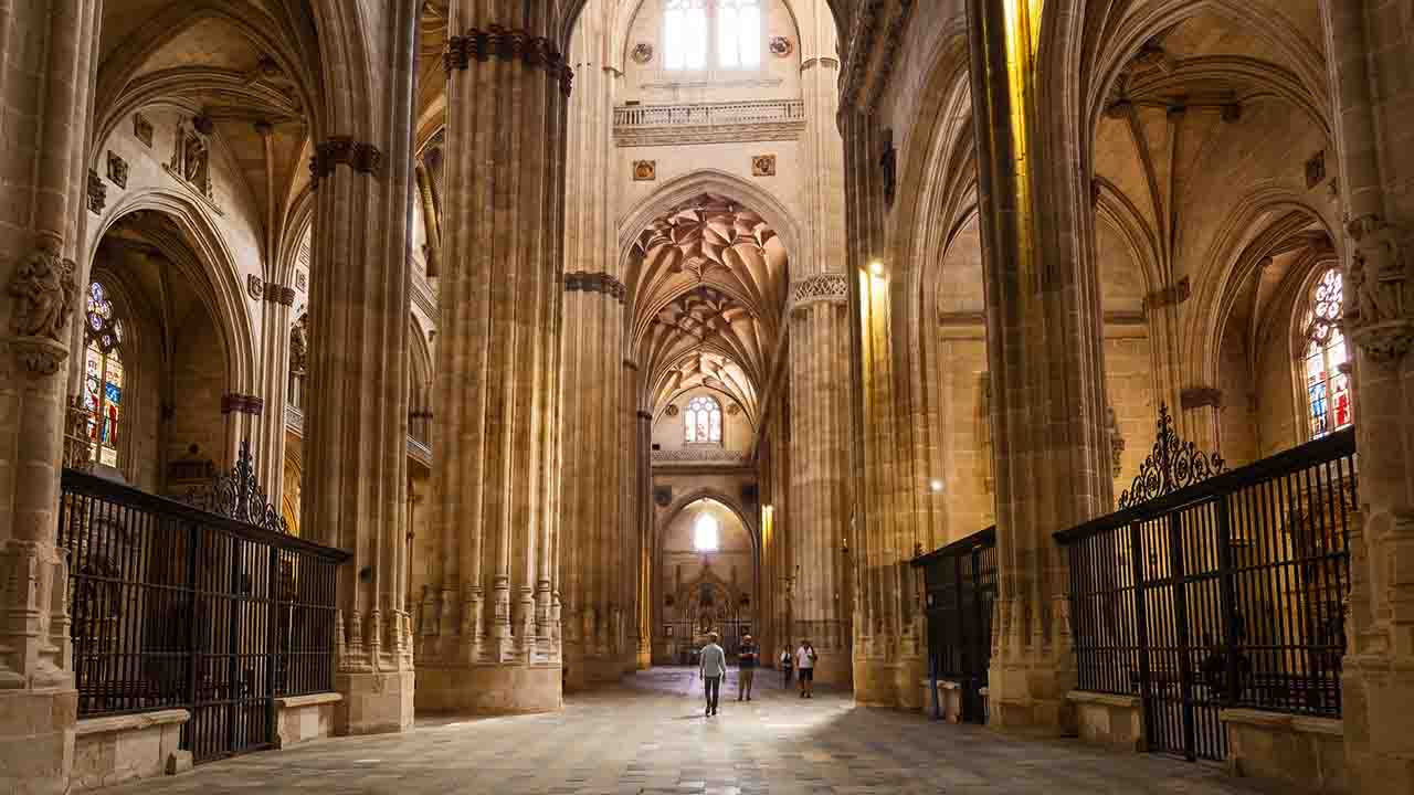 La majestuosidad del gótico Las imponentes naves de la Catedral de Salamanca