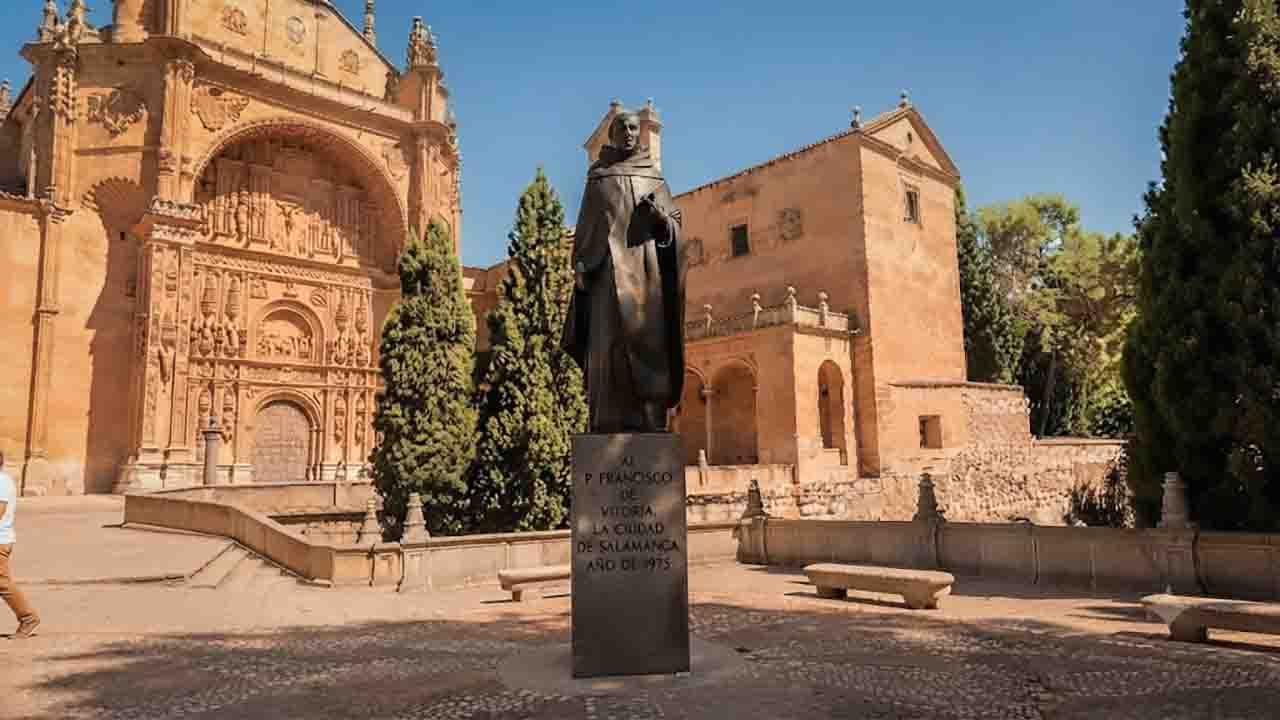 Monumento al pensamiento Francisco de Vitoria custodiado por la grandeza de San Esteban