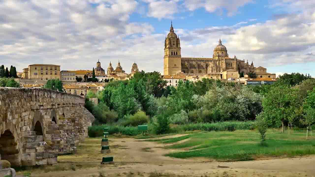 Vista de Salamanca desde el Puente Romano