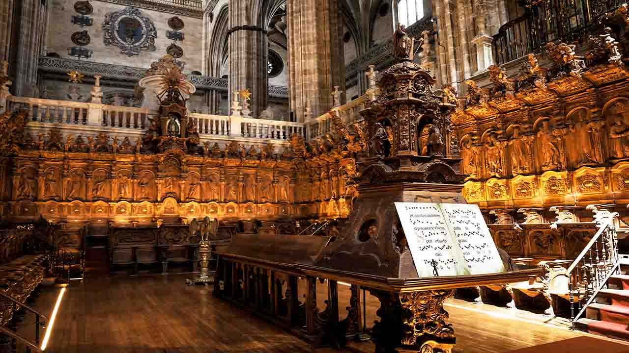 Vista general del Coro de la Catedral de Salamanca y su facistol